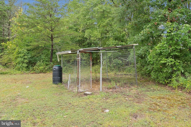 view of yard featuring an outdoor structure