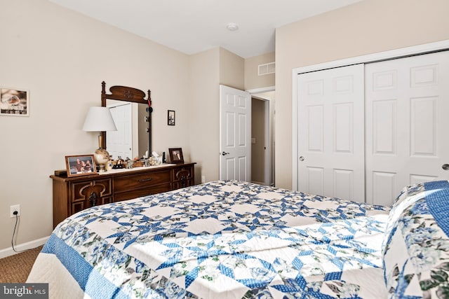 bedroom featuring carpet floors and a closet