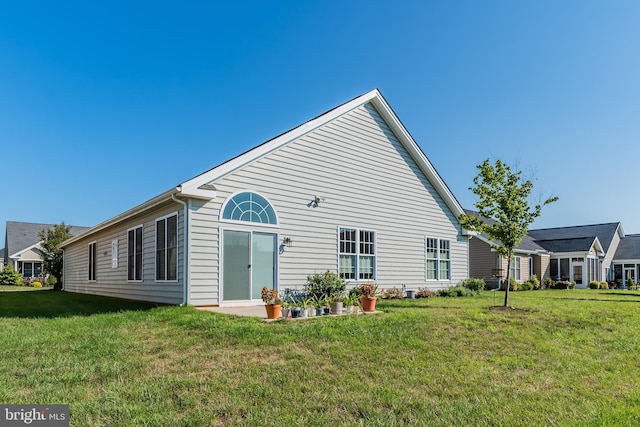 back of house featuring a lawn