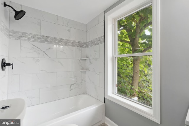 bathroom featuring tiled shower / bath combo