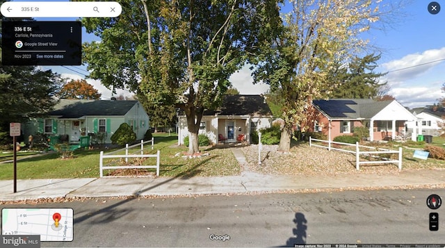 view of front facade featuring a front lawn