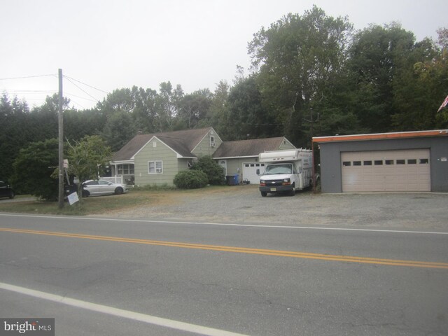 view of front of property with a front yard