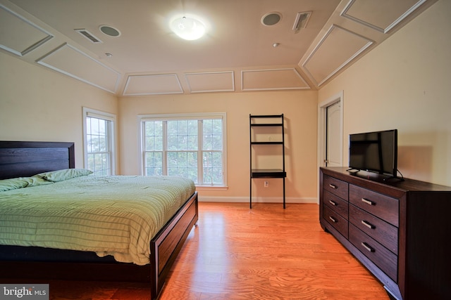 bedroom featuring visible vents, light wood-style flooring, and baseboards