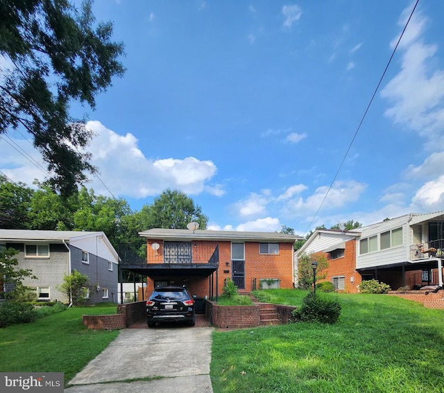 view of front of home featuring a front lawn and a carport