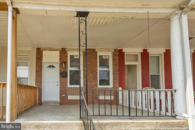 entrance to property featuring covered porch