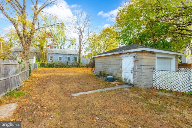 view of yard featuring an outdoor structure