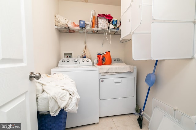 washroom featuring light tile patterned floors and washing machine and clothes dryer