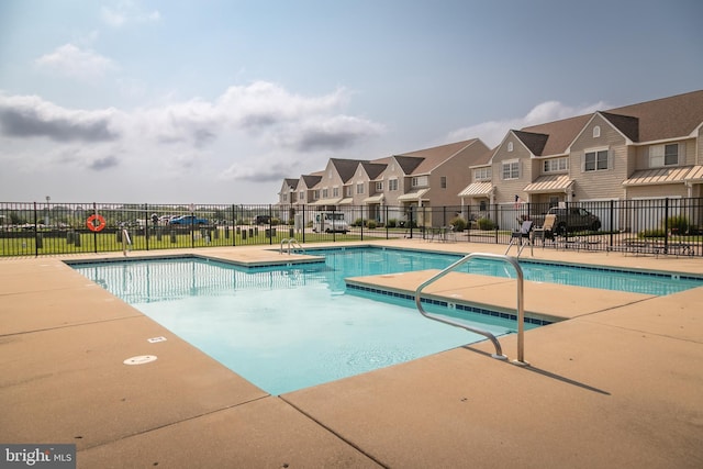 view of swimming pool