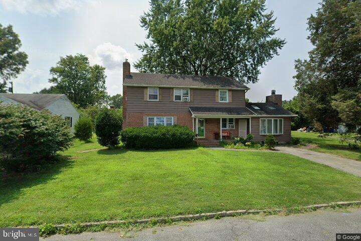 view of front of property with a front yard