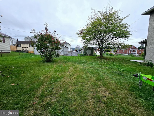 view of yard featuring a storage shed