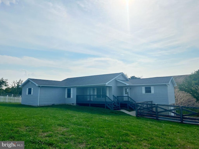 view of front of property featuring a front yard