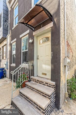 entrance to property with stucco siding