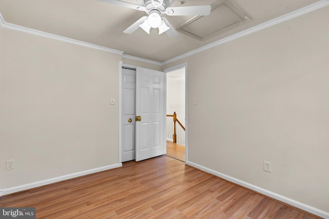 empty room featuring light hardwood / wood-style flooring, ceiling fan, and ornamental molding