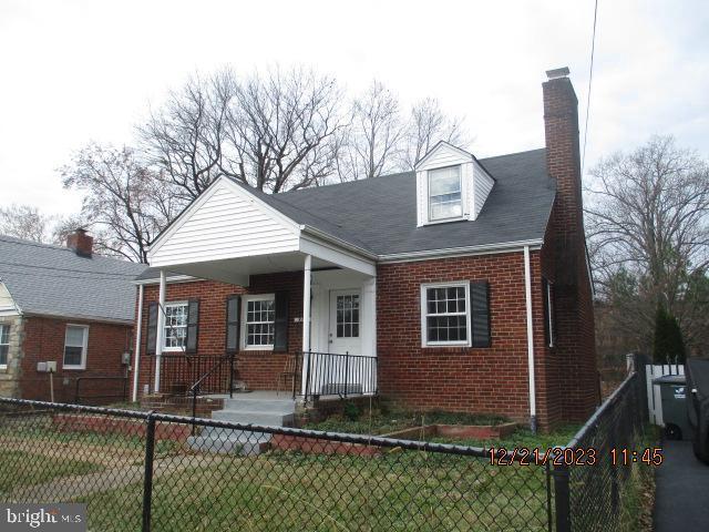 view of front facade featuring a front yard