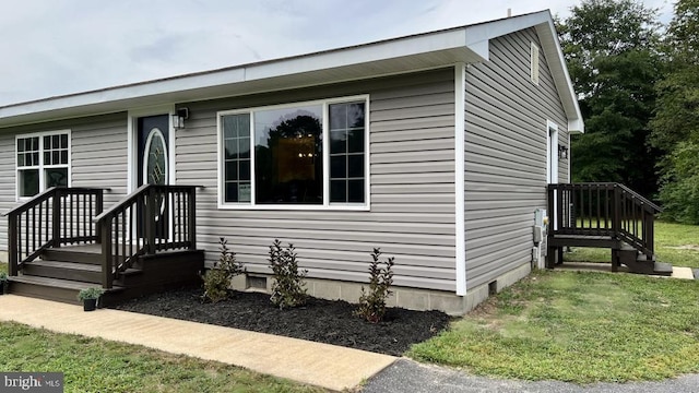 view of front of property featuring a front yard