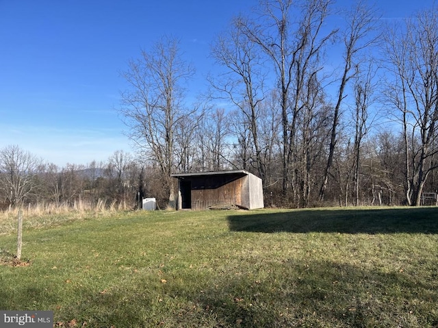 view of yard with an outdoor structure