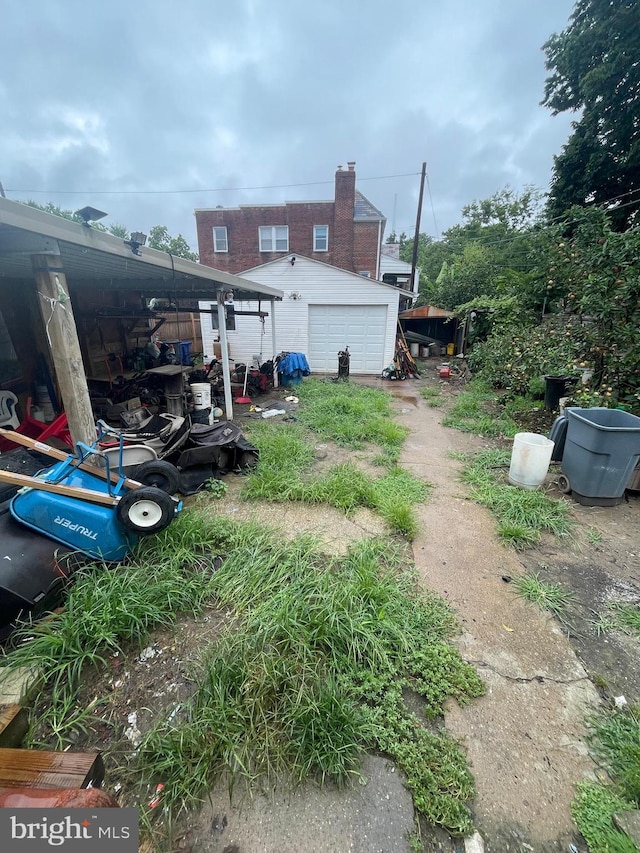 view of yard featuring an outdoor structure and a garage