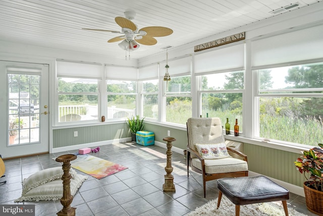 sunroom / solarium featuring ceiling fan