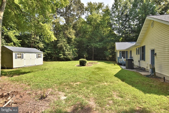 view of yard featuring an outdoor structure