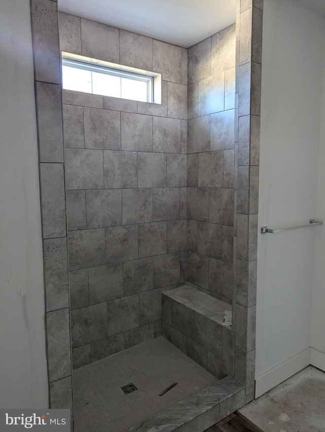 bathroom featuring a tile shower