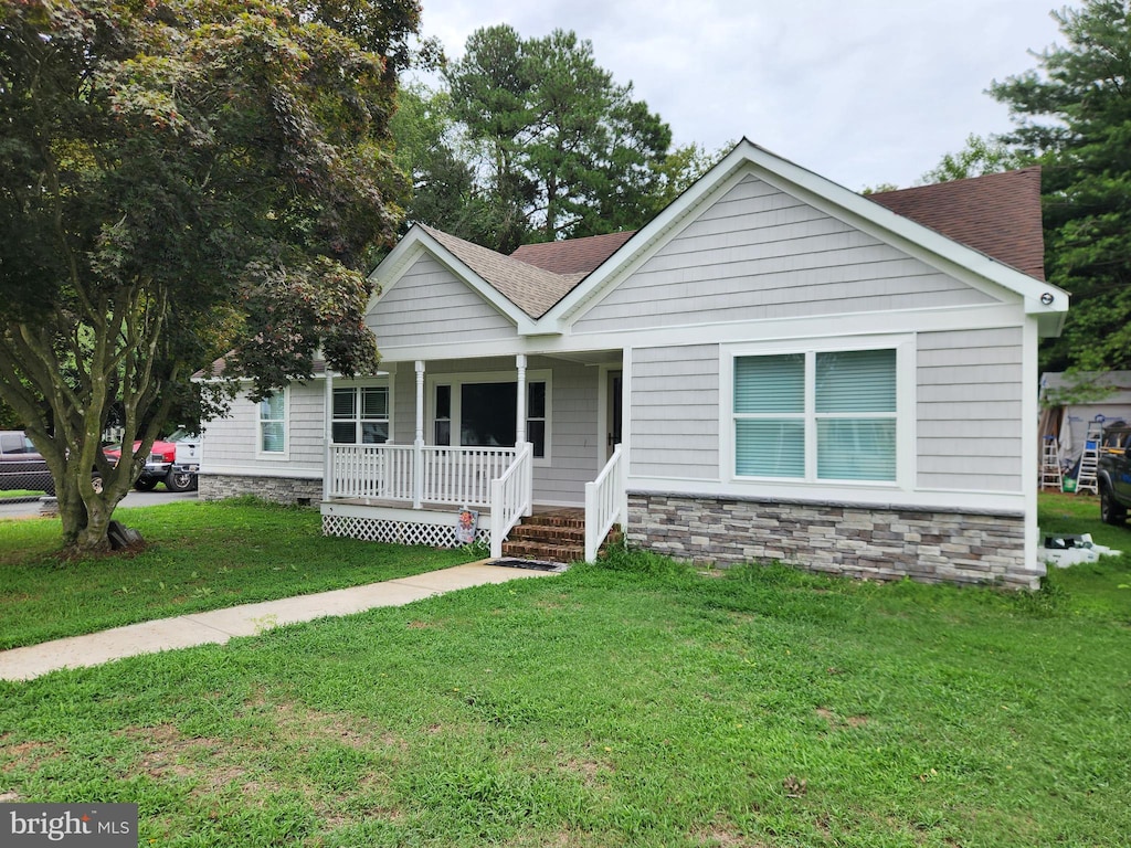 view of front facade with covered porch and a front lawn