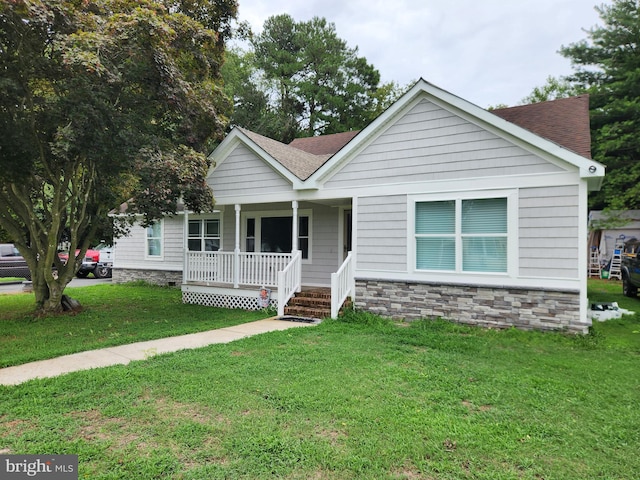 view of front facade with covered porch and a front lawn