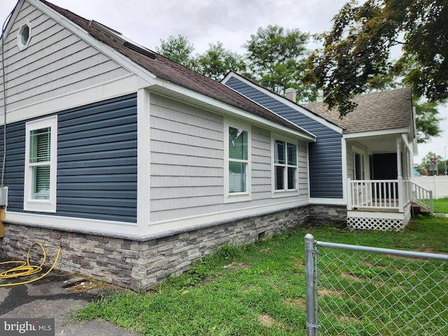 view of side of property featuring a yard