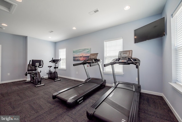 workout room featuring baseboards, visible vents, and recessed lighting