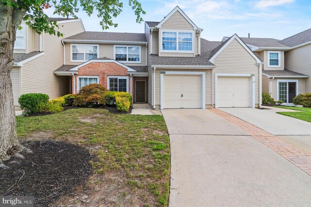 view of front of home featuring a front lawn and a garage