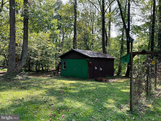 view of yard with a shed