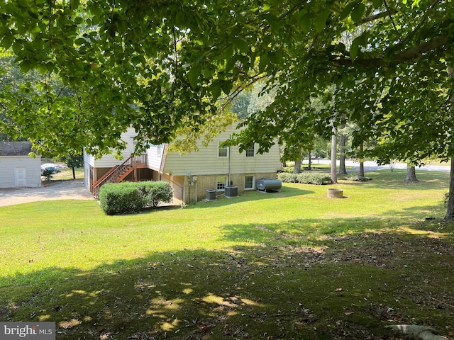 view of yard featuring cooling unit