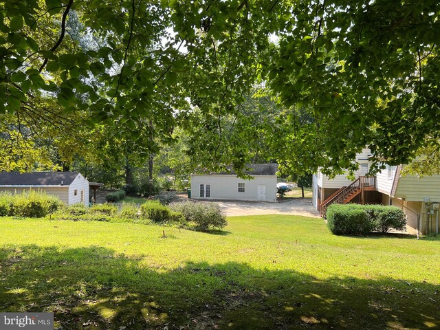 view of yard featuring an outdoor structure