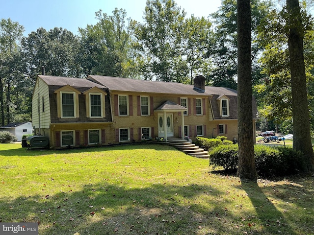 split foyer home with a front yard