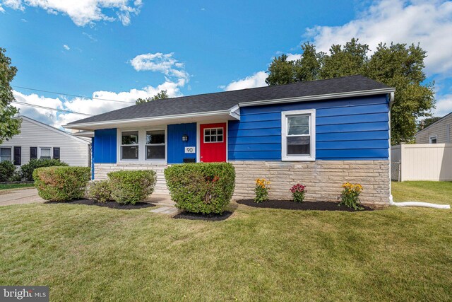 view of front of house with a front yard