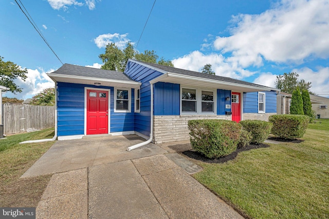 view of front of property featuring a front yard