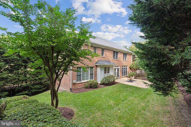 view of front of property featuring a patio area and a front lawn