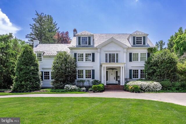 view of front of house featuring a front lawn