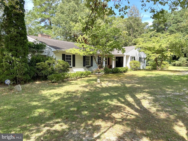 view of front of home with a front lawn