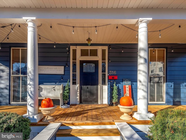 property entrance with covered porch