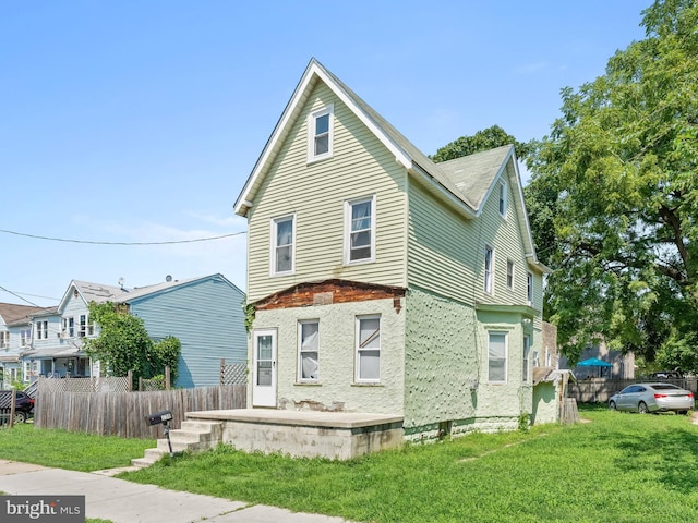 view of front of house featuring a front lawn