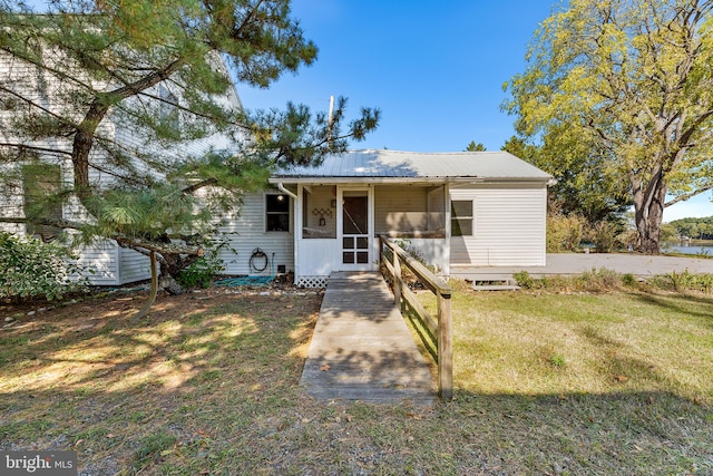 view of front of home featuring a front lawn