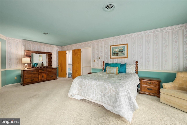 bedroom with carpet flooring, visible vents, and wallpapered walls