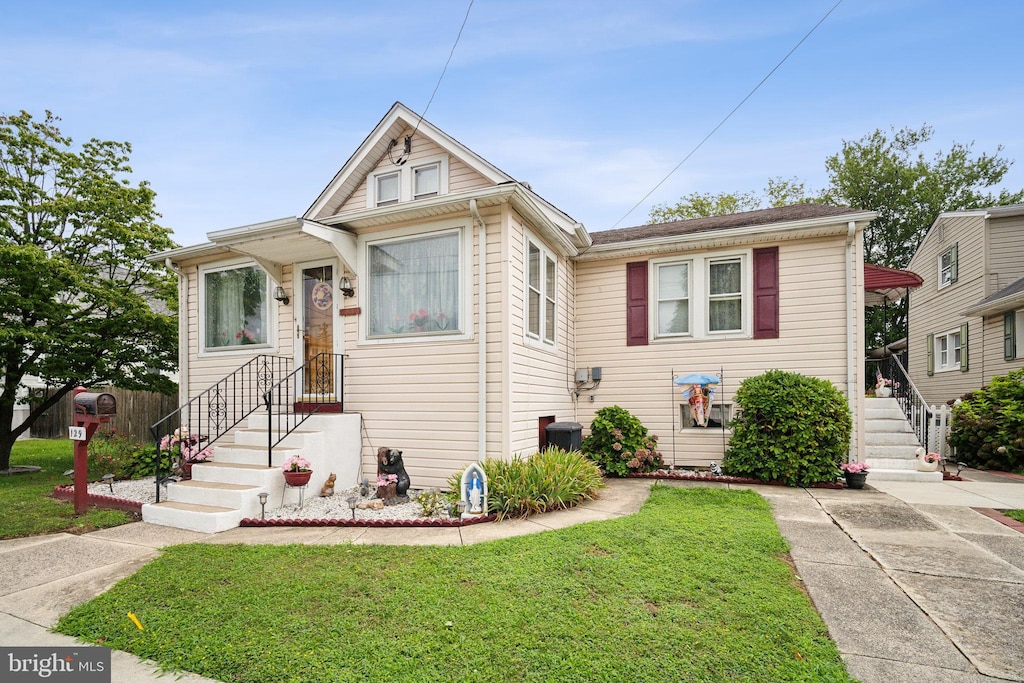 view of front of house with a front yard