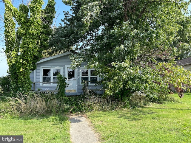 view of front of home featuring a front yard