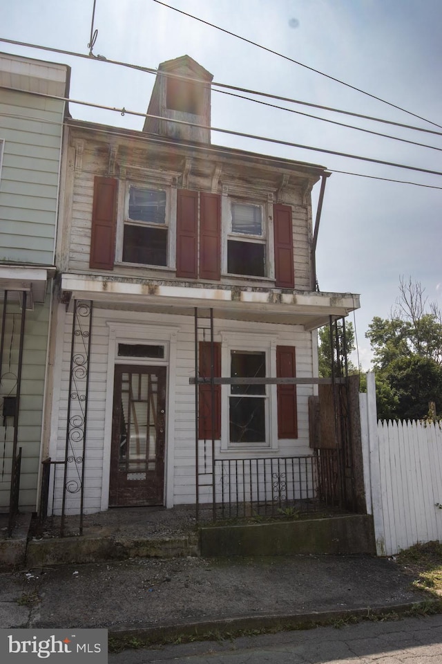 view of front facade featuring a porch