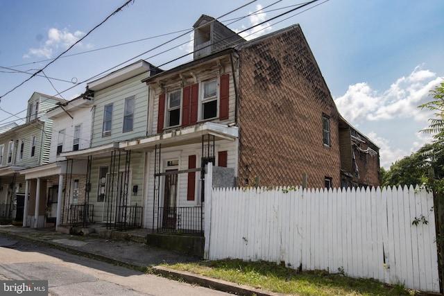 view of front of property with covered porch