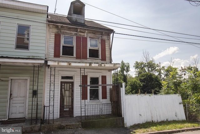 view of front of home featuring a porch