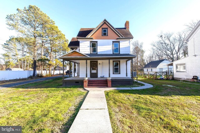 view of front of property featuring a porch and a front yard