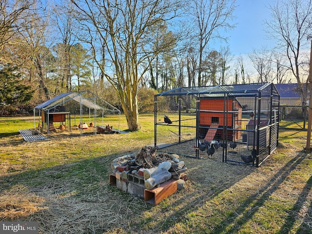 view of yard with an outbuilding