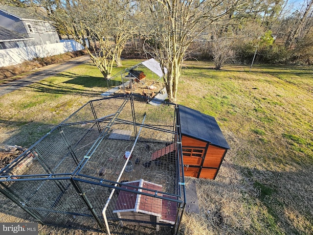 view of yard featuring an outdoor structure